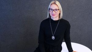 Sari Hanhinen är ledande effektivitetsrevisor på Statens revisionsverk. Bild på Sari Hanhinen, ledande effektivitetsrevisor Statens revisionsverk