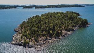 Ön ligger i Snappertuna men vilken ö det är fråga om uppger inte Kristina Roth. En skärgårdsö sedd från luften.