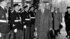 Robert Schuman på Europarådets parlamentariska församlings första möte år 1958, i egenskap av Europaparlamentets första ordförande. Robert Schuman på Europarådets parlamentariska församlings första möte i Strasbourg i egenskap av parlamentets ordförande år 1958.