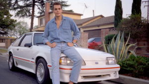 Mikael Backman har bott i USA i flera omgångar. Den första var när han åkte som utbytesstudent till Los Angeles och några år senare återvände han. Bilden är tagen 1990 när Mikael Backman hade flyttat till USA för att jobba och gå kvällskurser vid University of California. Ung Mikael Backman står lutad mot en Ford