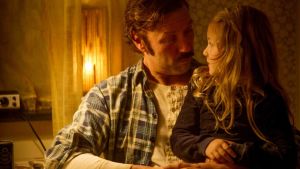 Mikael Persbrandt och Ping Mon Wallén i filmen Mig äger ingen.