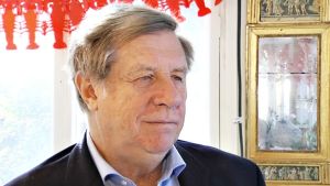 Eero Lehti anser att kommunen agerat orättvist när de fattat förvaltningstvångsbeslut. Arkivbild. Medelålders man besvarar journalists frågor.
