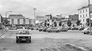 Pysäköintiä Jyväskylän Asema-aukiolla 1981 Pysäköintiä Jyväskylän Asema-aukiolla 1981, kuvaaja _credit Keski-Suomen museo