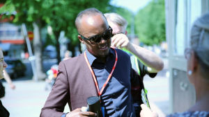 Politikern Abdirahim Hussein är trött på att bara höras som mörkhyad, och skulle hellre prata om ekonomi. Abdirahmin Hussein på SuomiAreena