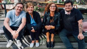 Temat är kärlek! Skådespelaren Pelle Heikkilä, programledaren Maria Sundblom Lindberg, författaren Ebba Witt-Brattström och musikern Thomas Enroth talar om det fina och svåra med kärleken. Skådespelaren Pelle Heikkilä, programledaren Maria Sundblom Lindberg, författaren Ebba Witt-Brattström och musikern Thomas Enroth ute på trätrappa.
