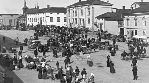 Marknad i Kristinestad ca 1900. Marknad på Kristinestads torg ca 1900.