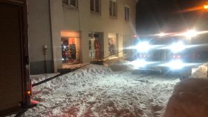 Brandbilen kom loss efter en timme. Bärgningsbil hjälper brandbil som sitter fast i snö