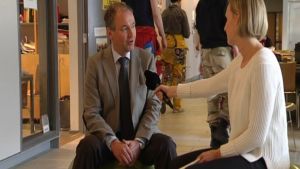 - Vi kommer nog att köpa flera studsbollar till institutionen, säger Mats Gyllenberg Mats Gyllenberg och reporter Anna Ekström på studsbollar