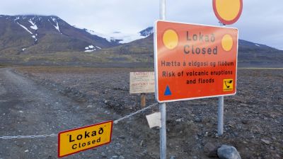 Vägspärr vid Bárðarbungaomådet på Island.