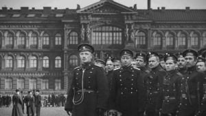 Ateneumin edessä joukko venäläisiä sotilaita Helsingissä 1917.