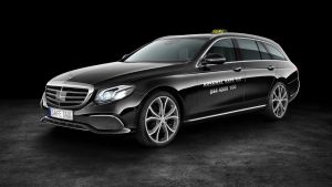 en modellbild över den nya taxin som Arsenal Safe Taxi kommer ha. Svart mercedes.