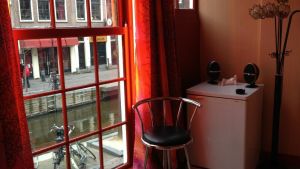 På prostitutionsmuseet kan man pröva på hur det känns att stå i ett fönster i Red light district - (Copyright: YLE/Lotte Krank-van de Burgt) På prostitutionsmuséet kan man pröva på hur det känns att stå i ett fönster i Red light district