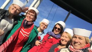 Höyrylaiva Natchez ja jokiristeily Mississippi-joella. Merry Ladies iloisesti aurinkoisella höyrylaivalla merimieslakeissa