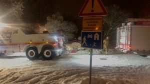 Räddningsverket fick ta hjälp av en bärgningsbil. Bärgningsbil hjälper brandbil som sitter fast i snö