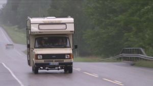 Matka-auto sai nimen Nusu. Asuntoauto ajaa sateisella säällä kohti ensimmäistä yöpymispaikkaa.