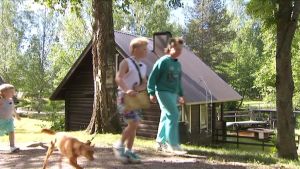 Veikka, Ciri, Rene ja Eetu aarrejahdissa. Eetu, Rene, Ciri ja Veikka seuraavat aarrekartan ohjeita Lempivaaran leirintäalueella.