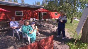 Ralllienglantia: "Tiim häs dan o veri kuud job." Susanna pitää lomalaisille rallienglantikurssia, aurinko paistaa