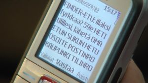 Mobiltelefon med ett textmeddelande på skärmen