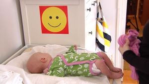 Trötthet och tidsbrist gör att många föräldrar inte orkar börja öva sina barn att sitta på pottan. Spädbarn i en säng
