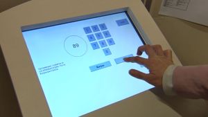 I kommunalvalet 2008 kunde man rösta elektroniskt i tre kommuner. En person röstar elektroniskt