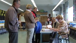Vichtis var en av tre kommuner där man blev tvungen att ordna omval efter det misslyckade försöket med elektronisk röstning. Vichtisbor röstar.