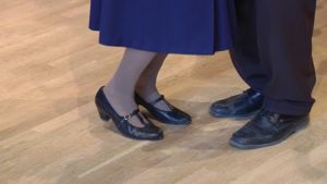 Kanske pensionärsdisco kunde vara en kul aktivitet? Naturligtvis följt av vild efterfest med hela huset. Dansande par