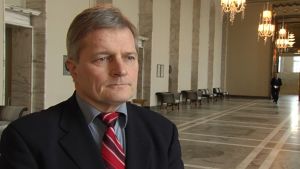 - Vi måste vara säkra på att vi hör alla i den ekonomiska debatten, säger Johannes Koskinen, ordförande för finansutskottet. Rikdsagsledamot Johannes Koskinen (SDP)