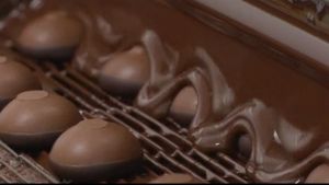 Choklad tillverkas i fabrik