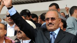 Ali Abdullah Saleh tvingades avgå. Han skadades allvarligt under en granatattack mot presidentpalatset under striderna i Sanaa. Ali Abdulla Saleh