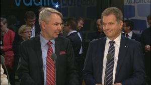 Sauli Niinistö tillsammans med Pekka Haavisto som hamnat i blåsväder i och med al-Hol frågan. Bilden är tagen under presidentvalet 2018 Haavisto och niinistö under valvakan 2012
