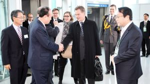 President Sauli Niinistö besökte Sydkorea år 2012 då han deltog i en kärnvapenkonferens. President Sauli Niinistö anländer till Seoul