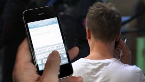 Det finns inga tecken på att traditionella sms kommer att dö ut inom en snar framtid, säger man på DNA.