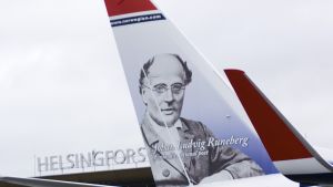 Flyg, dryg, blyg, otyg ... hur månne J.L Runeberg skulle ha diktat om Norwegian? Här ser vi den finska nationalskalden avbildad på stjärtfenan på ett Norwegian-flygplan. J.L. Runeberg finns på Norwegians flygplan