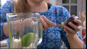 Alexandra tillreder en grönsaksmoothie Alexandra tillreder en grönsaksmoothie