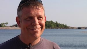 Marinbiologen Alf Norkko lugnar ner alla hajrädda kustbesökare. Alf Norkko, professor i Östersjöforskning