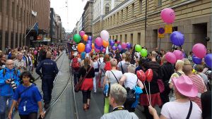 Pride-paraden i Helsingfors lockar deltagare från hela Finland. Prideparaden i Helsingfors 2013