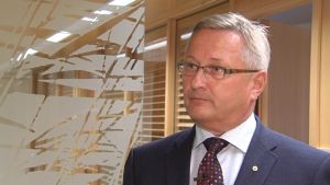 Lars Björklöf är styrelseordförande i det bolag som hyr ut lokaler i Formis. Själva huset ägs av Andelsbanken Raseborg. De är också i beredskap att sälja fabriksbyggnaden. Lars Björklöf är vd för Andelsbanken Raseborg