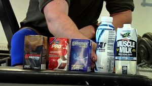 Proteiinijuomia kuntosalin penkillä