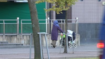 Somalisk mor med barnvagn