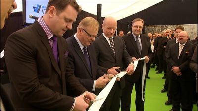 Vaskiluodon Voimas styrelseordförande Rami Vuola, arbetsminister Lauri Ihalainen och Pohjolan Voimas vd Lauri Virkkunen klipper bandet vid invigningen av förgasningsanläggningen.