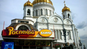 Venäläinen blinikoju kirkon edessä
