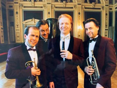 Kuva Kummelien näyttelijöistä Rumat ihmiset-musiikkivideon kuvauksista.