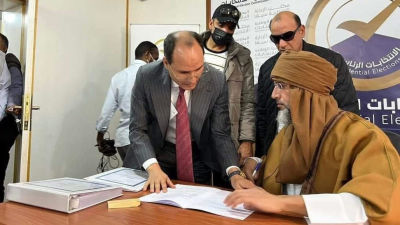 Seif al_islam Ghaddafi anmäler sig som presidentkandidat i Libyen.