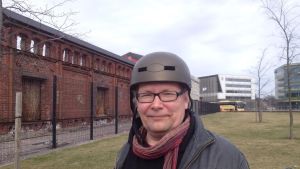 De Grönas Tuomas Rantanen försvarar det föreslagna systemet för citycyklarna. Tuomas Rantanen (Gröna) framför VR-magasinen