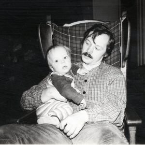 Eino Saari taaperona isän sylissä.