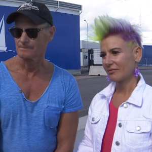Mike och Kimberly Rayburn står vid västra hamnen i Helsingfors. De ser ut att vara friska, är lite solbrända och är på väg till Stockholm. Kimberlys hår är fluffigt, kort samt färgat i lila och grönt.