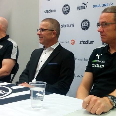 Päävalmentaja Mika Laurikainen (oik.) TPS:n tiedotustilaisuudessa 20. syyskuuta 2017.