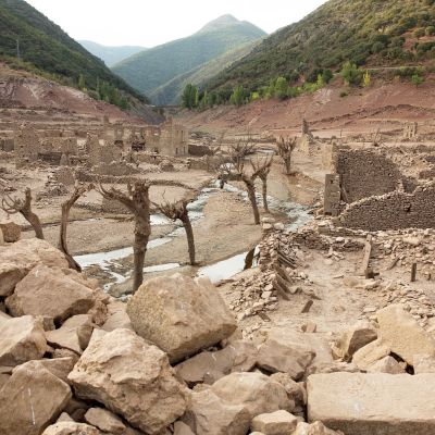 Mansilla de la Sierran tekojärvi Espanjassa oli lähes tyhjä elokuussa 2017 ankaran kuivuuden takia. Järven rakentamisen takia veden alle jäänyt kylä tuli nähtäville.