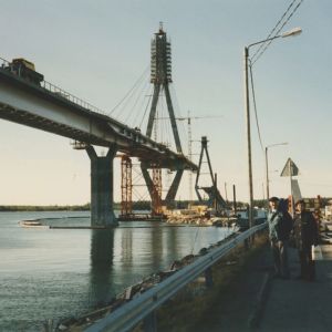 Replotbron i byggskedet. Bron öppnades den 27 augusti 1997.