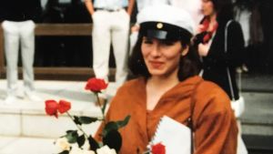 Lilli som nybakad student i Lahtis år 1985. Ett år senare flyttade hon till Stockholm för att studera vid Kungliga musikhögskolan. Lilli Paasikivi på studentdimission.